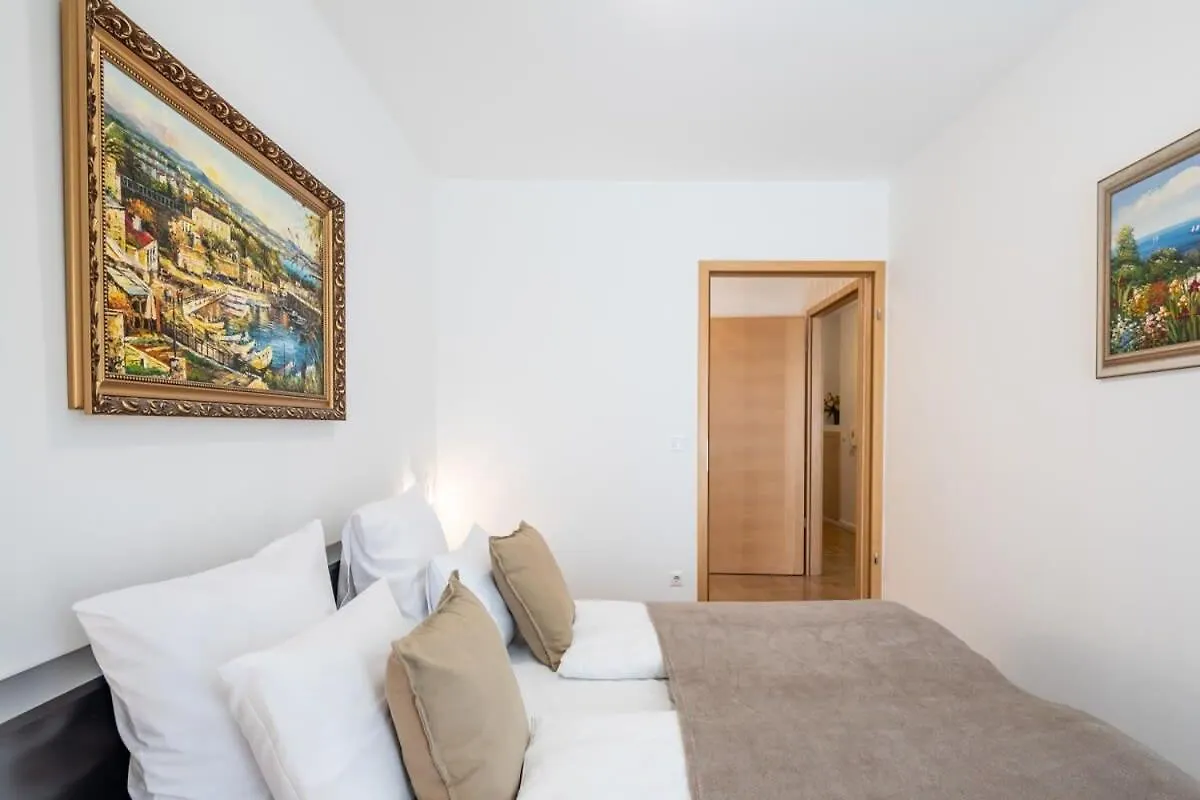 Homey Apartment With Ac And Balcony Budapest