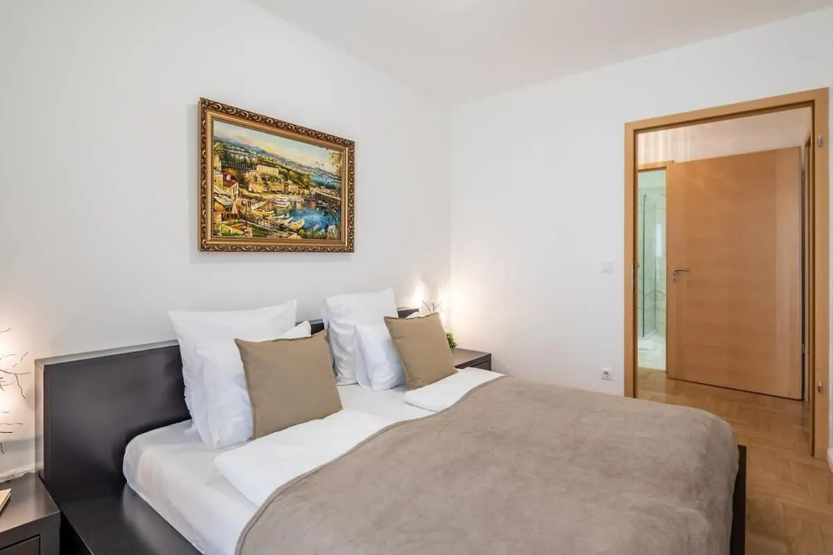 Homey Apartment With Ac And Balcony Budapest