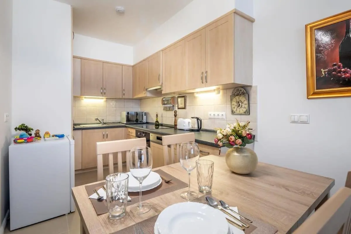 Homey Apartment With Ac And Balcony Budapest