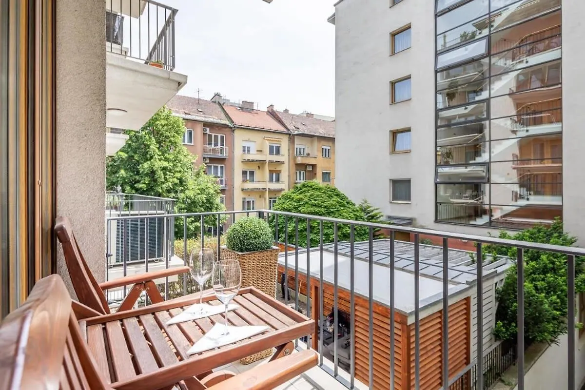 Homey Apartment With Ac And Balcony Budapest