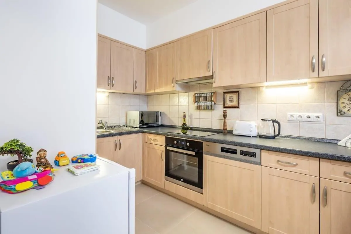 Homey Apartment With Ac And Balcony Budapest